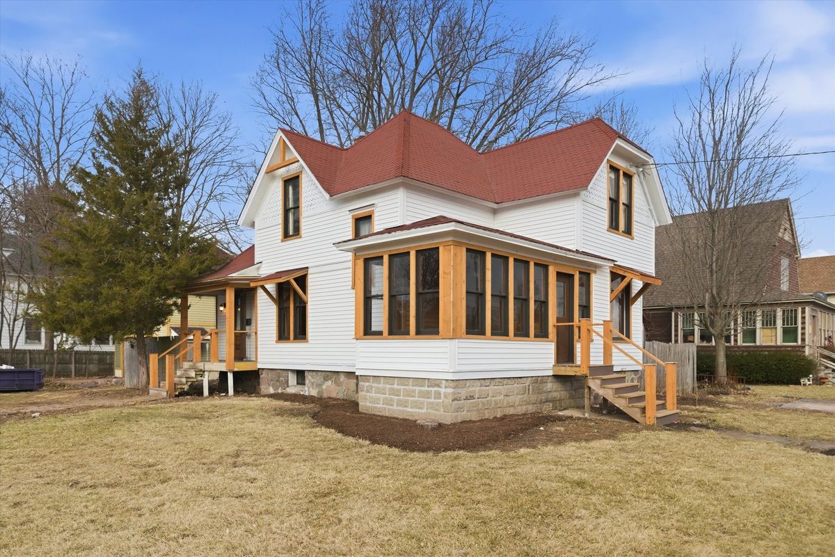 605 Seminary Avenue, Woodstock, IL 60098