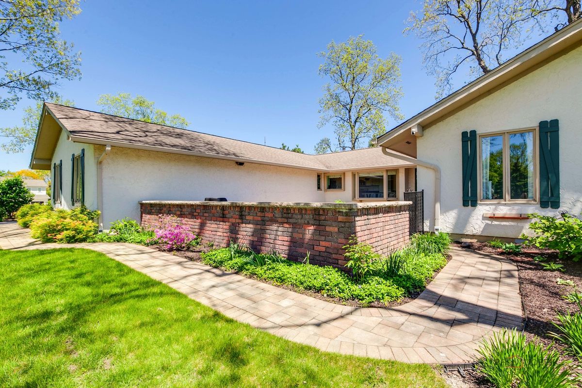 2 Acorn Drive, Hawthorn Woods, IL 60047