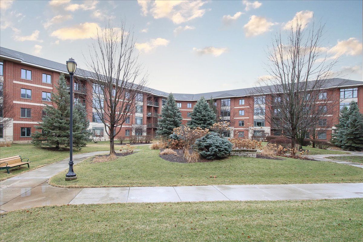 855 E 22nd Street #304 — Lombard, IL 60148