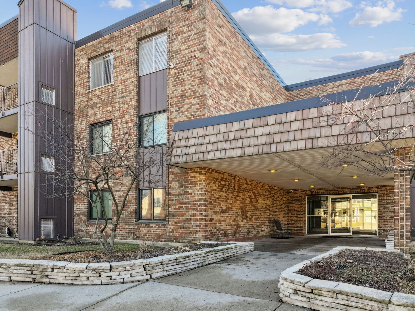 522 E Algonquin Road #113 — Schaumburg, IL 60173