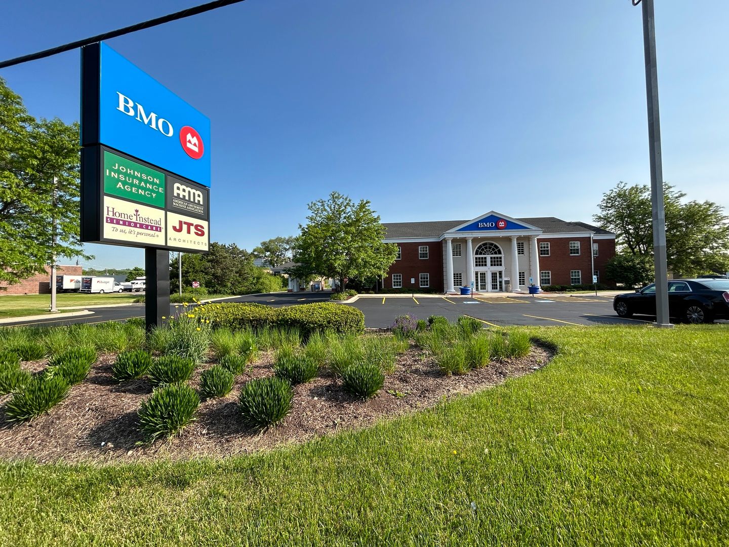 450 E Higgins Road — Elk Grove Village, IL 60007