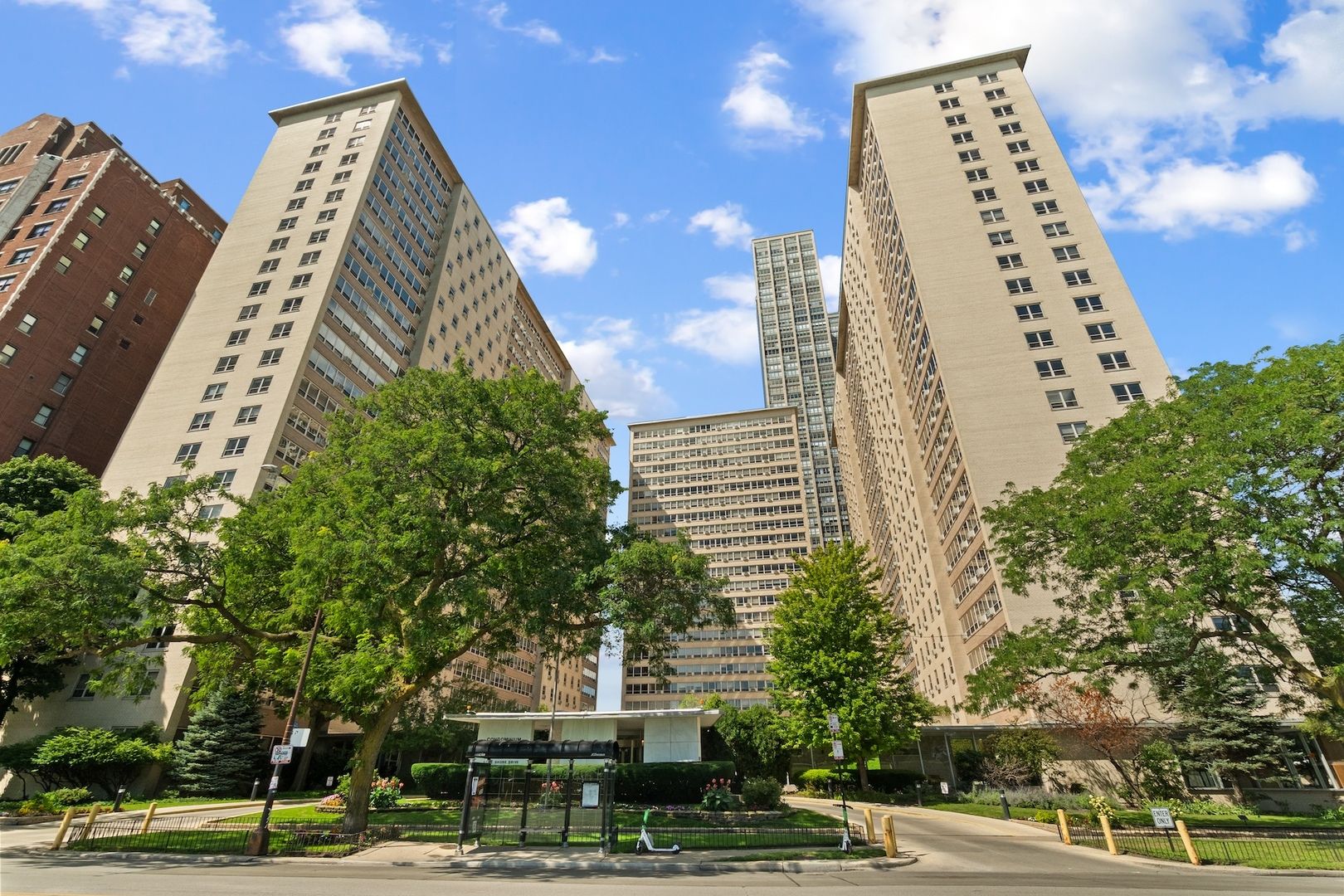 3950 N LAKE SHORE Drive #1303 — Chicago, IL 60613