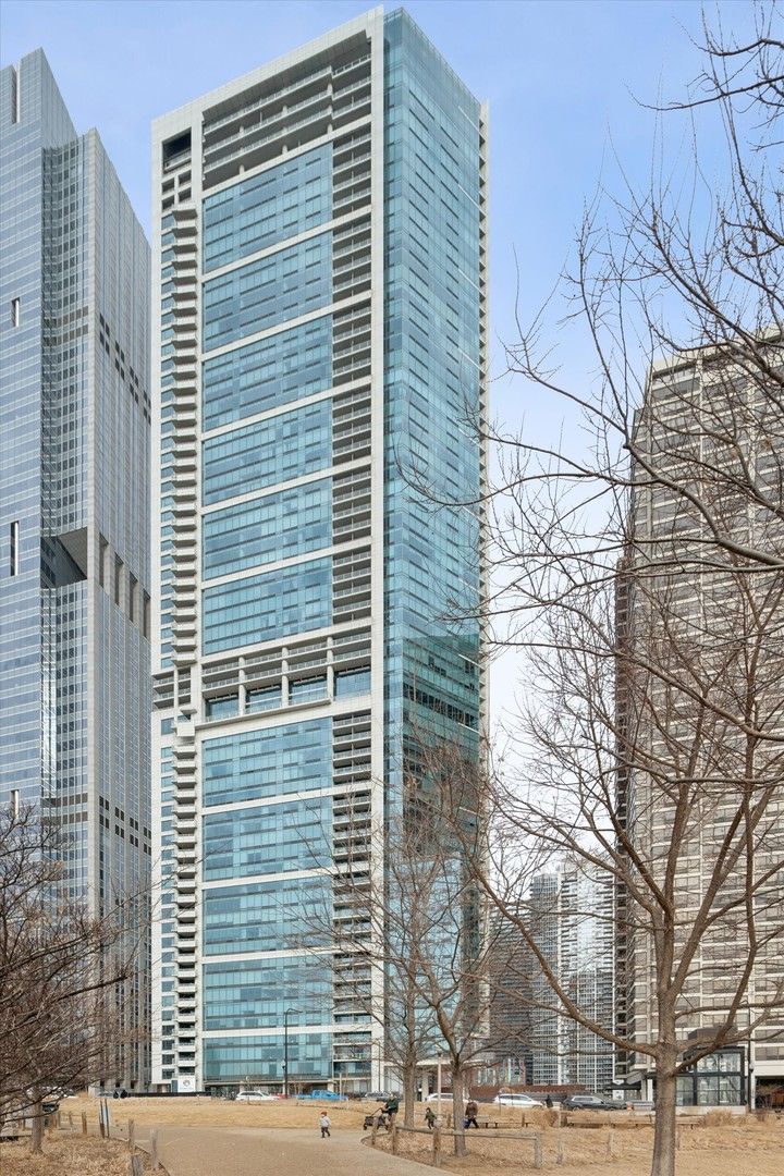 340 E RANDOLPH Street #905 — Chicago, IL 60601