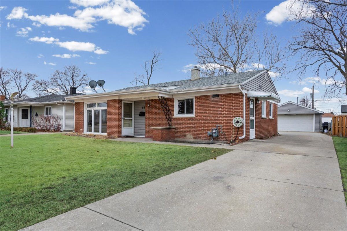 88 Wayne Place, Wheeling, IL 60090