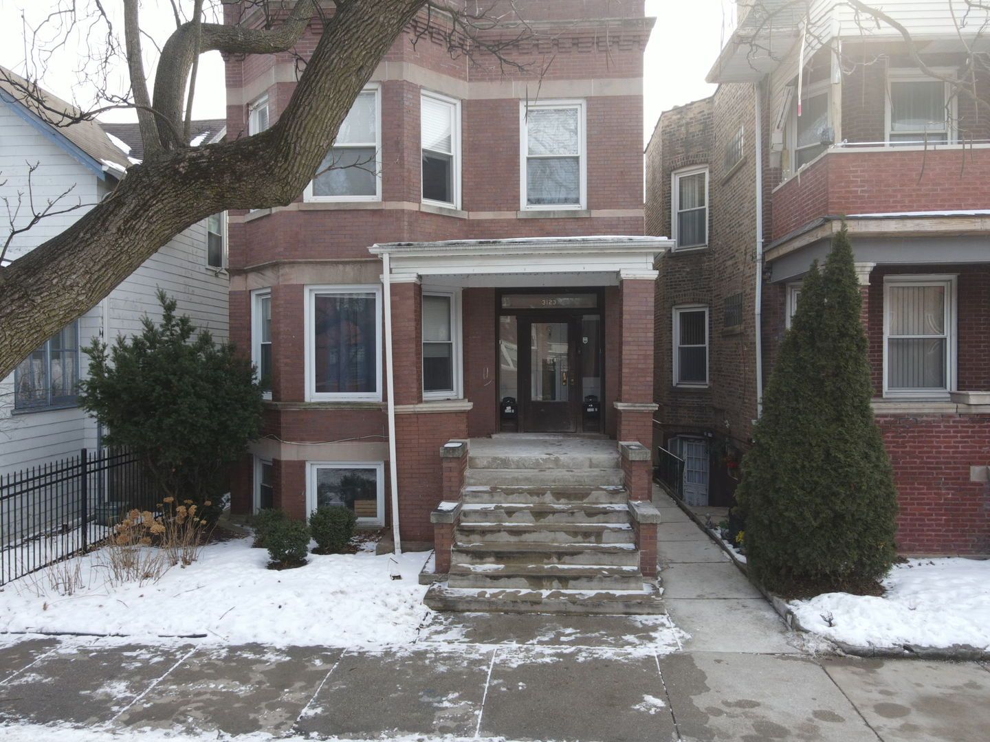 3123 W Eastwood Avenue — Chicago, IL 60625