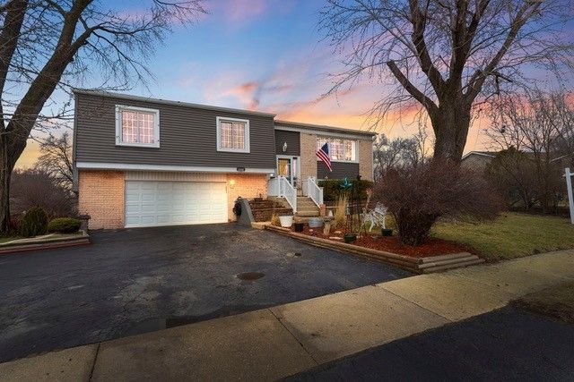 2208 Hiawatha Parkway — Woodridge, IL 60517