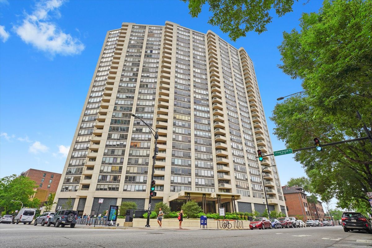 3930 Pine Grove Avenue, Chicago, IL 60613