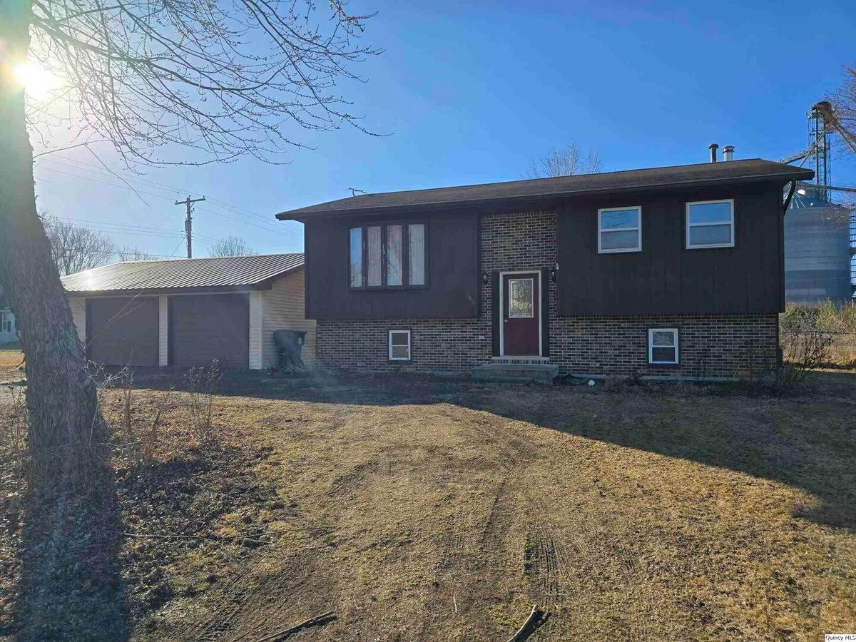 305 3rd Street, Bowen, IL 62316