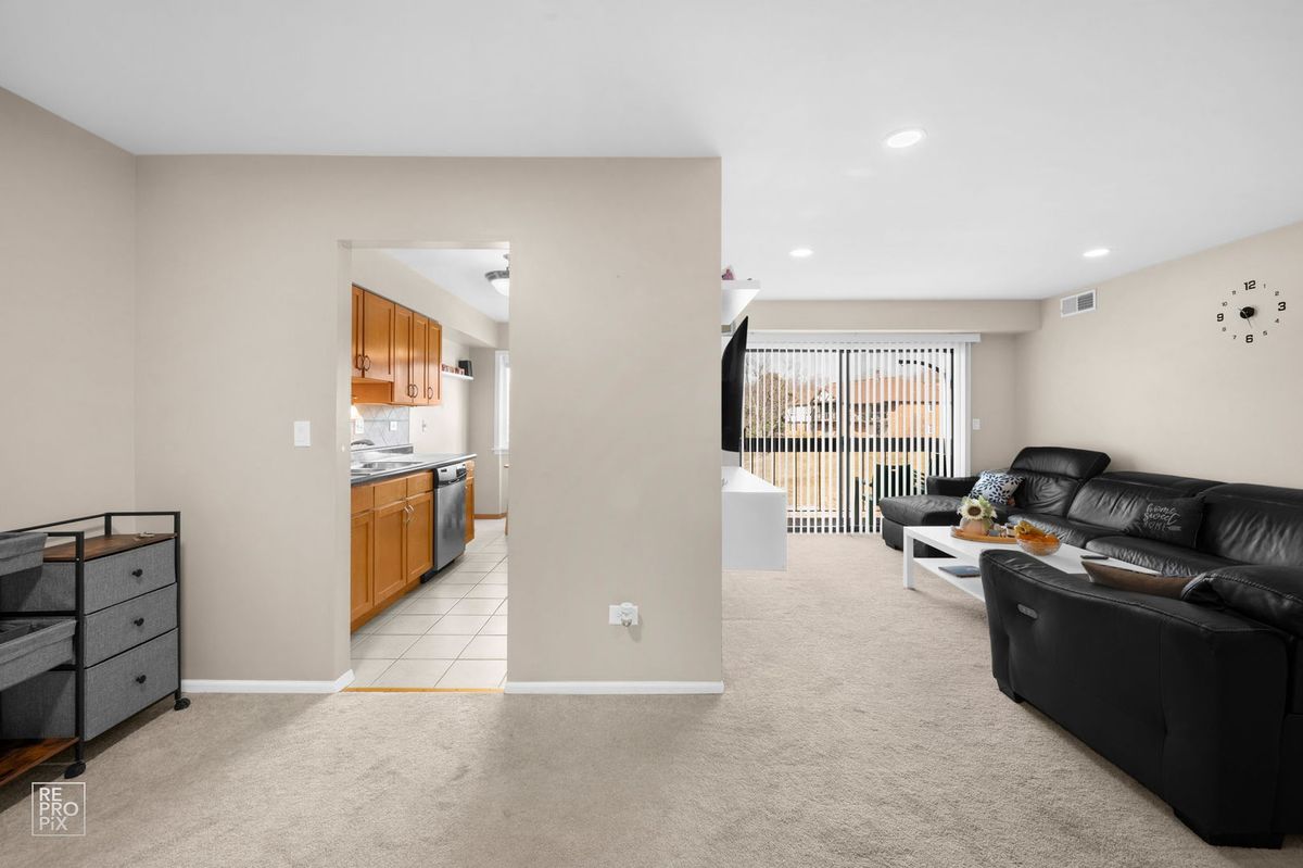 6820 Joliet Road #11, Indian Head Park, IL 60525