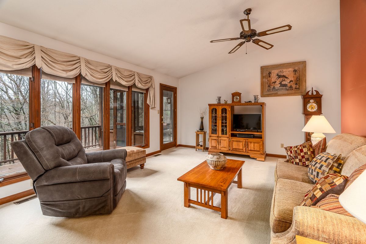 3085 Kaolin Road, Cobden, IL 62920