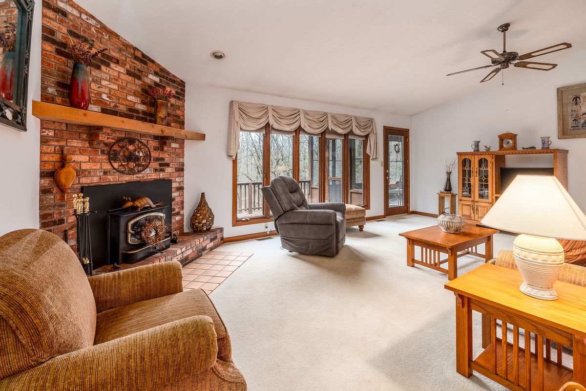 3085 Kaolin Road, Cobden, IL 62920