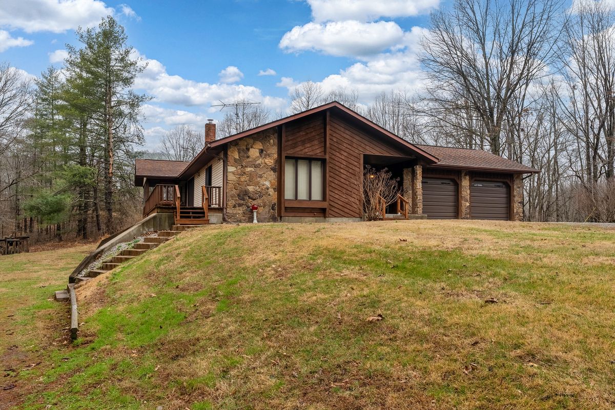 3085 Kaolin Road, Cobden, IL 62920