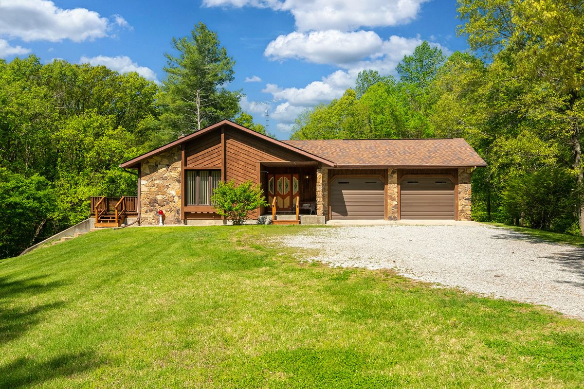 3085 Kaolin Road, Cobden, IL 62920