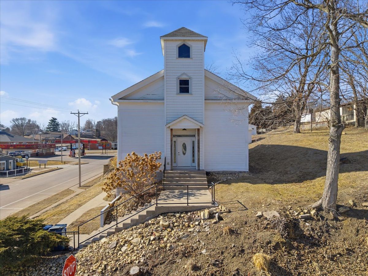 204 2nd Street, Le Claire, IA 52753