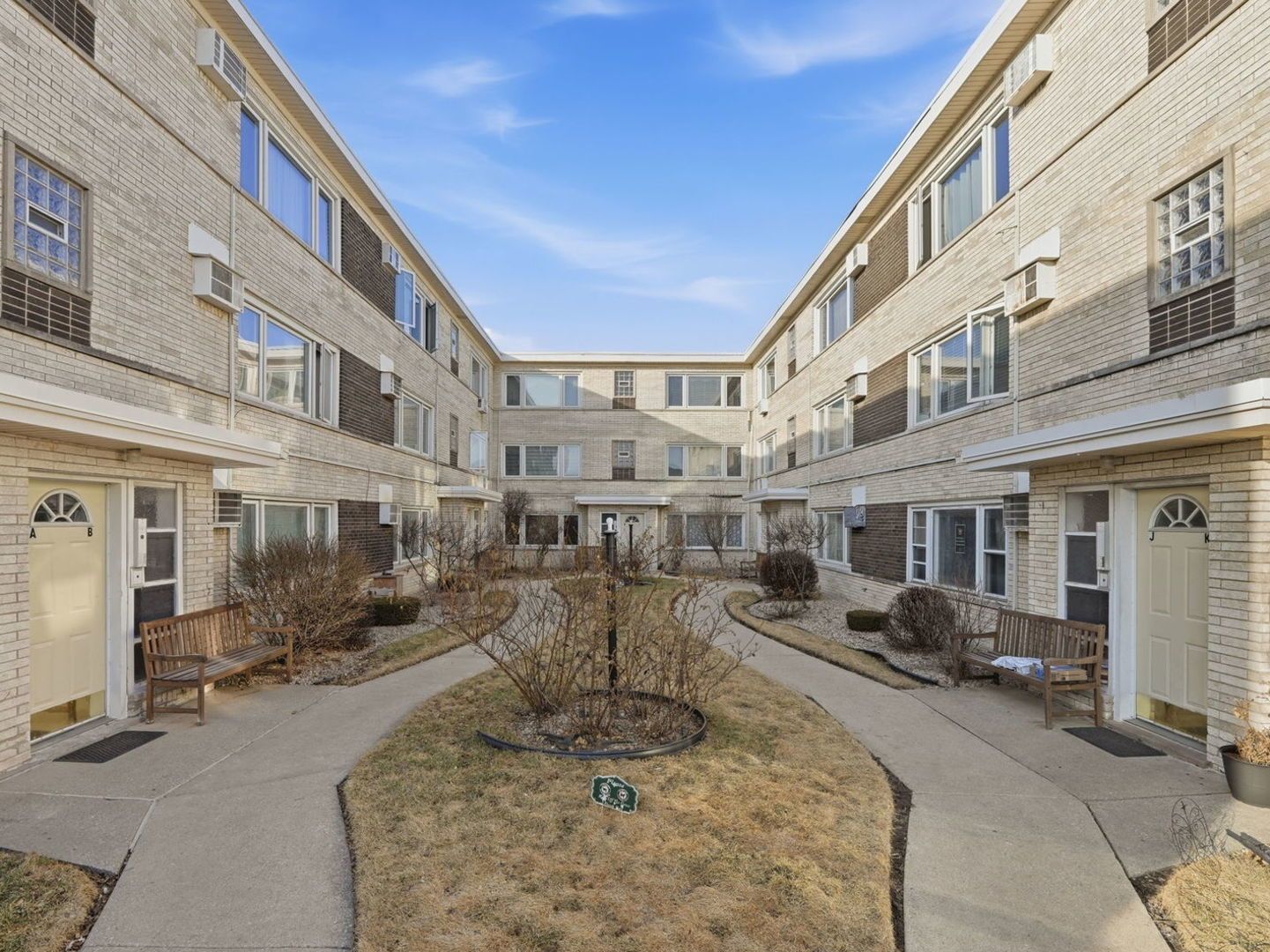 5850 W 55th Street #3F — Chicago, IL 60638