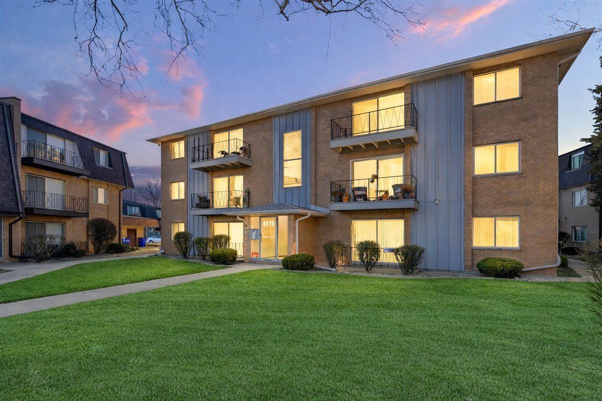 4819 W 109th Street #3-103 — Oak Lawn, IL 60453