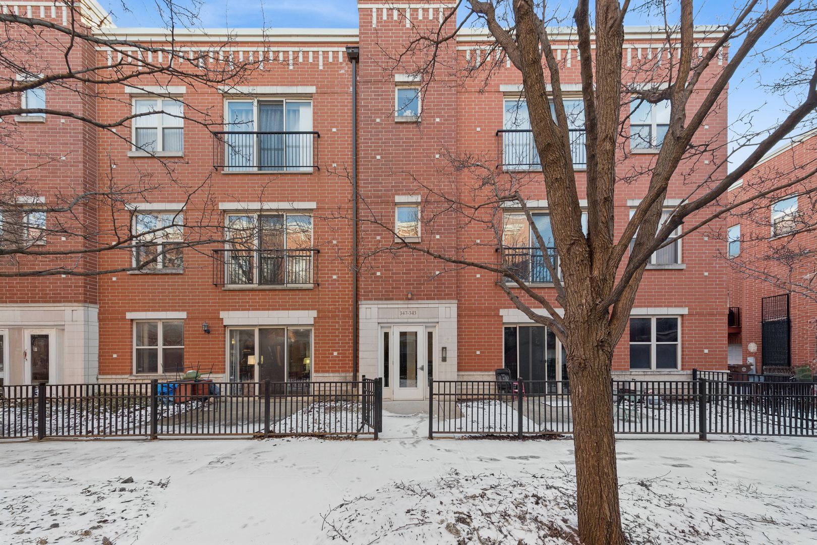 347 E 25th Place #1E — Chicago, IL 60616