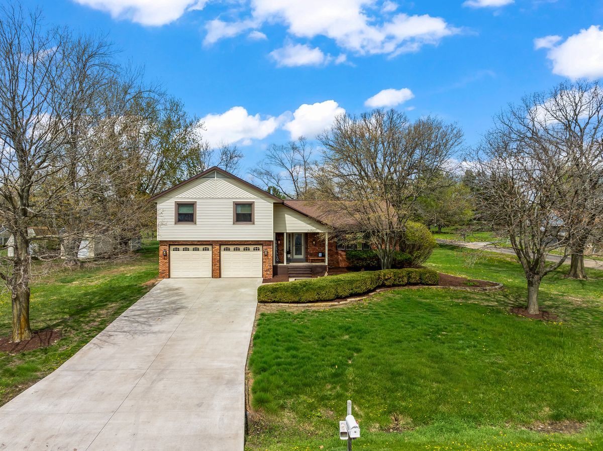 15878 Old Orchard Road, Bloomington, IL 61705