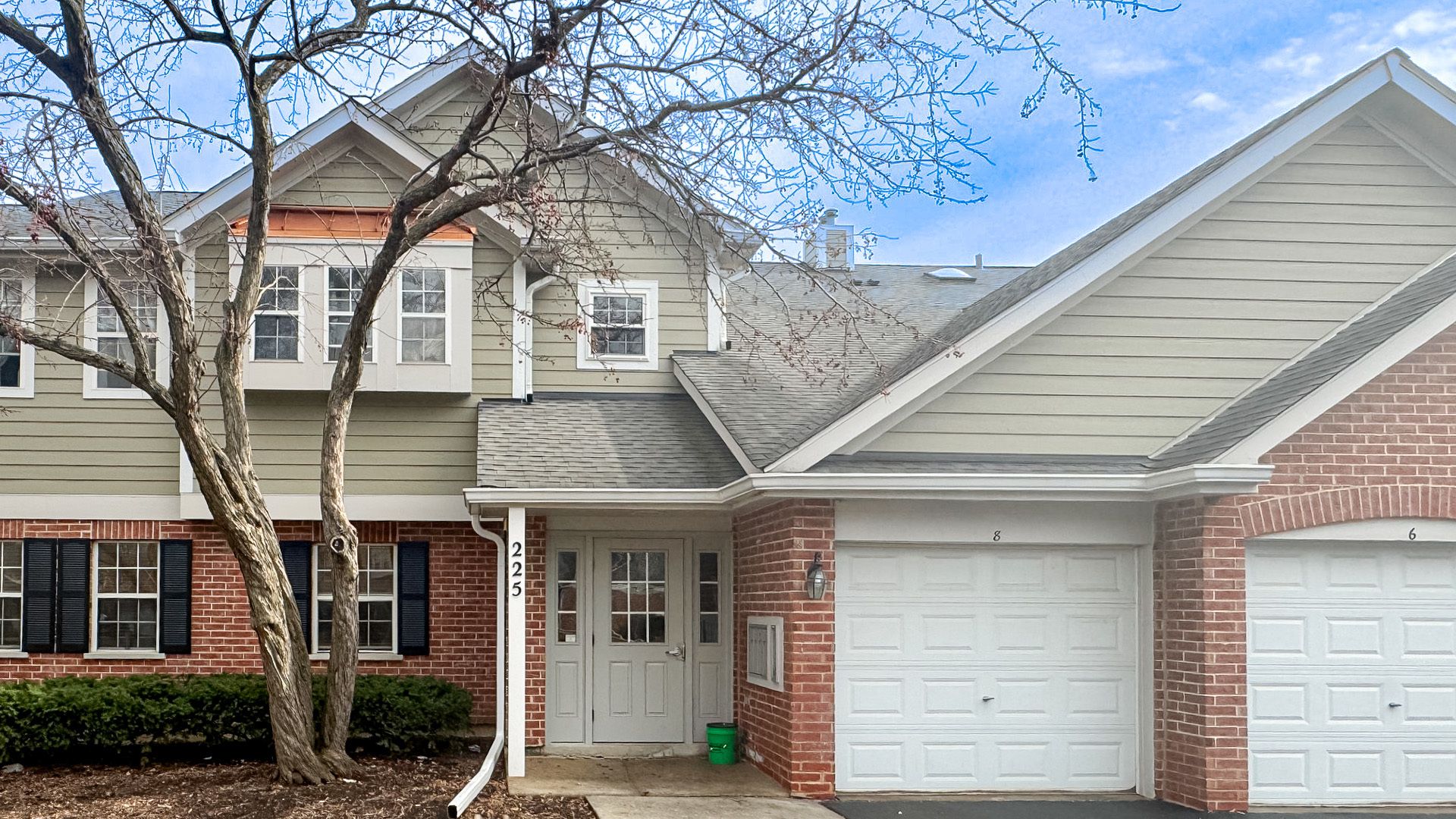 225 Columbia Court #6 — Schaumburg, IL 60193