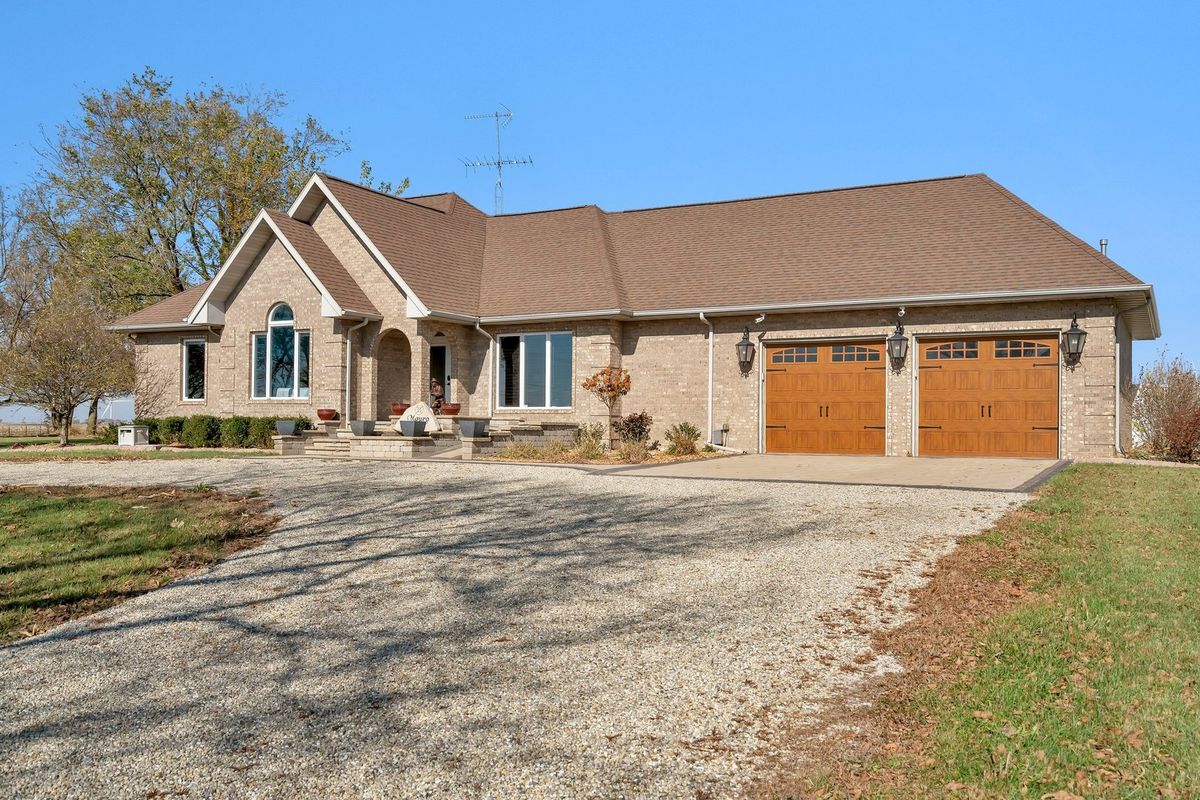 10739 E 3200 North Road, Blackstone, IL 61313