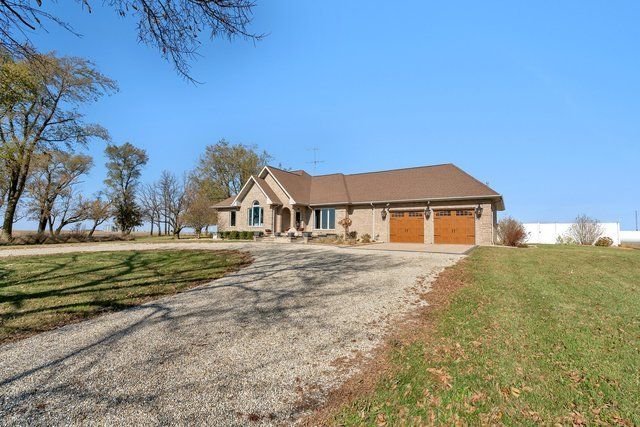10739 E 3200 North Road, Blackstone, IL 61313