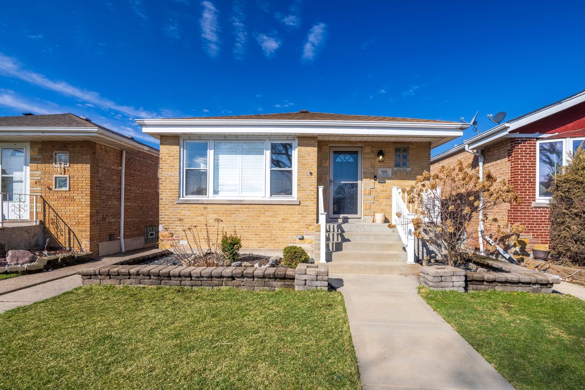 5806 Menard Avenue, Chicago, IL 60638