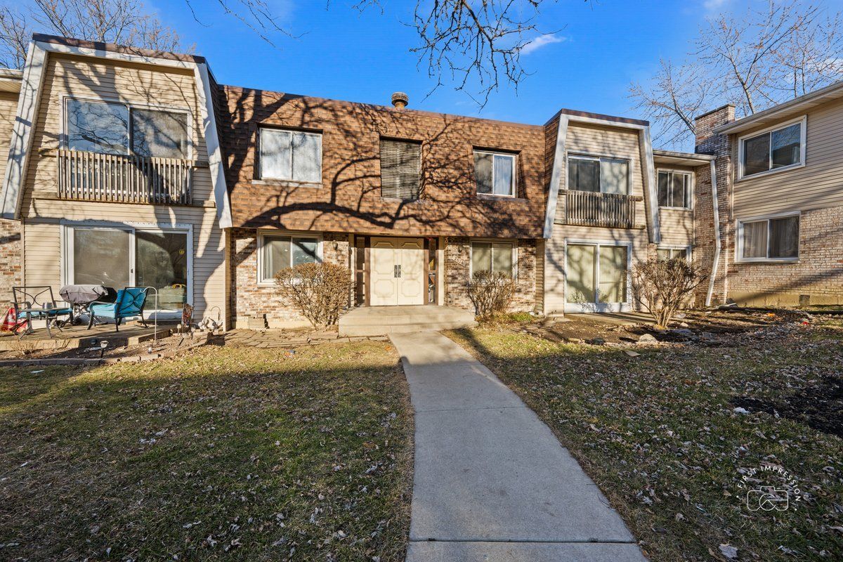 2924 Roberts Drive #8 — Woodridge, IL 60517