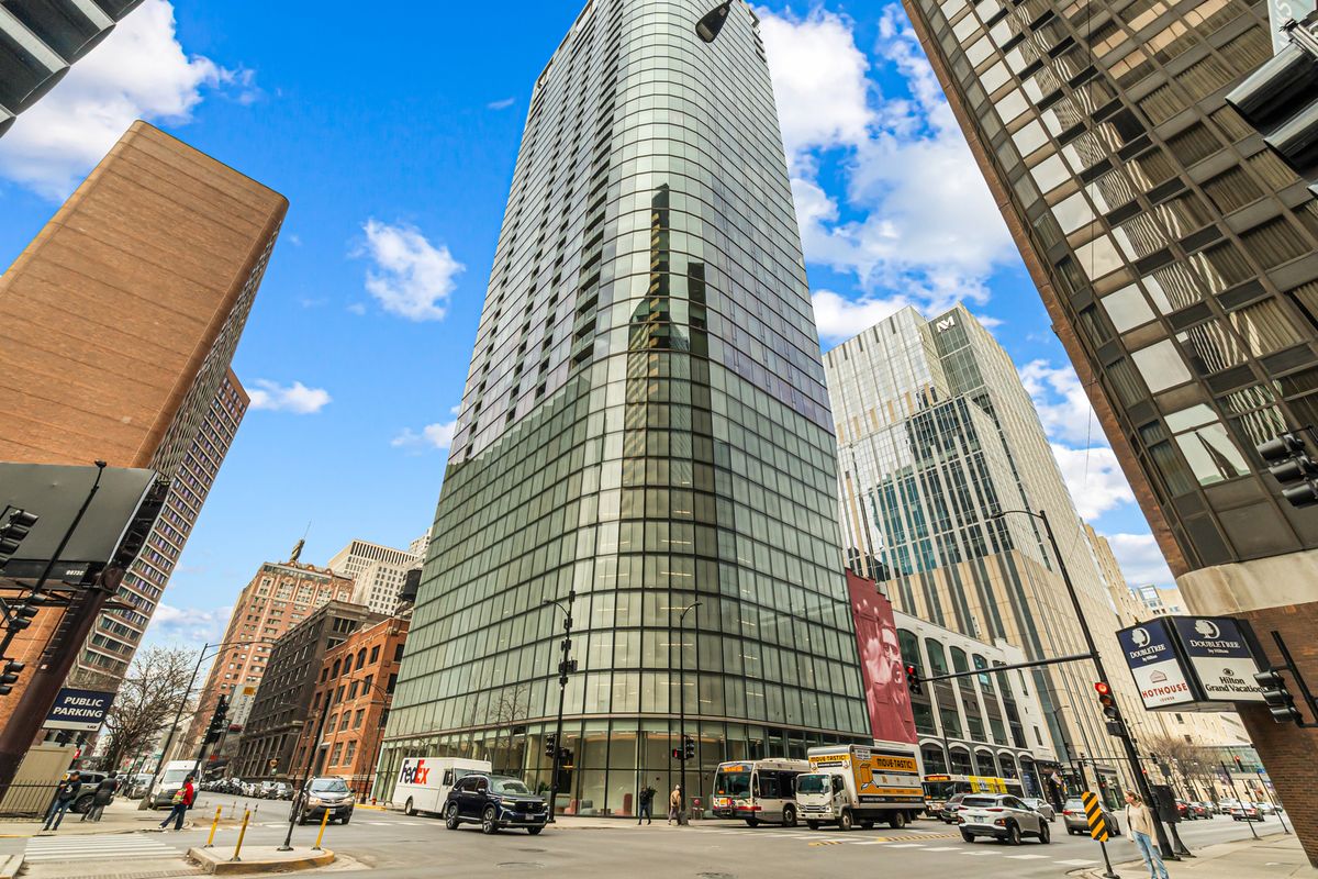 600 Fairbanks Court, Chicago, IL 60611