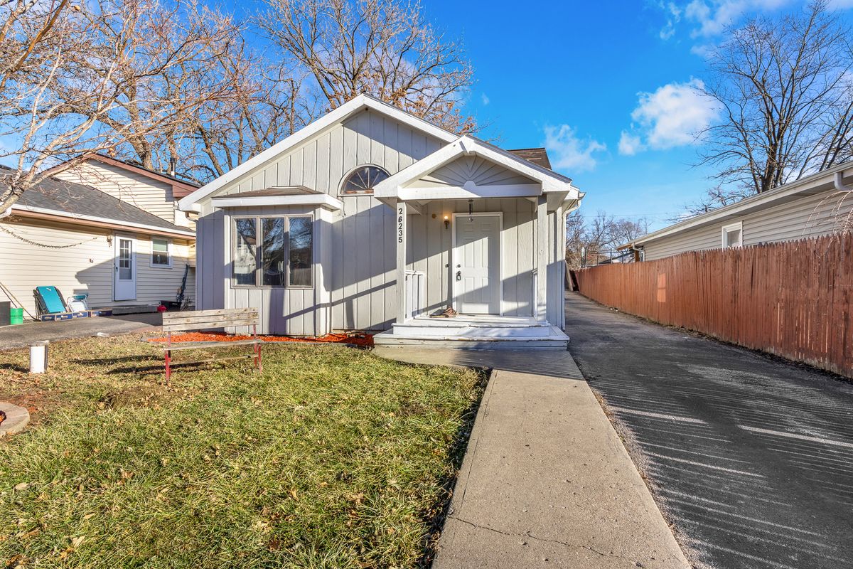 26235 Walnut Avenue, Mundelein, IL 60060