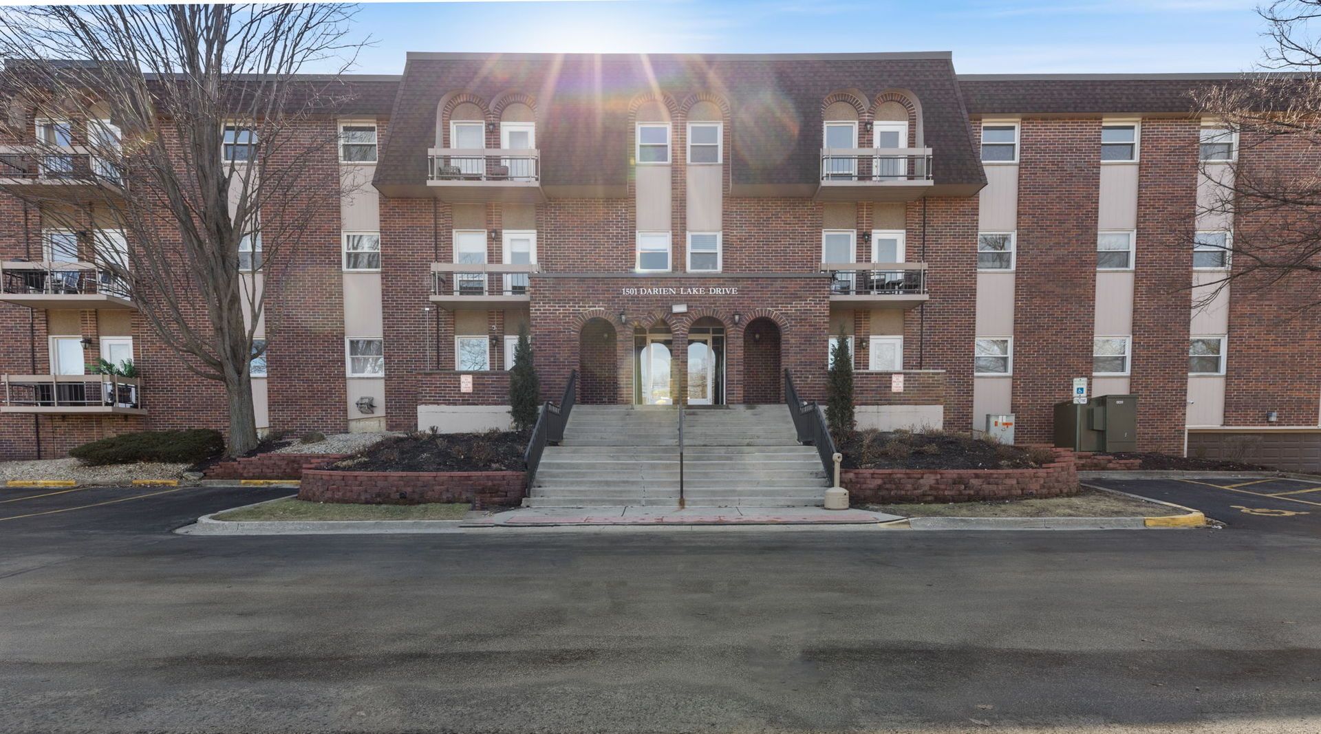 1501 Darien Lake Drive #201 — Darien, IL 60561
