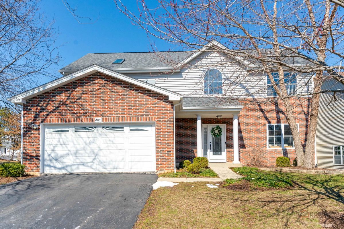 204 Crooked Lake Lane, Lindenhurst, IL 60046