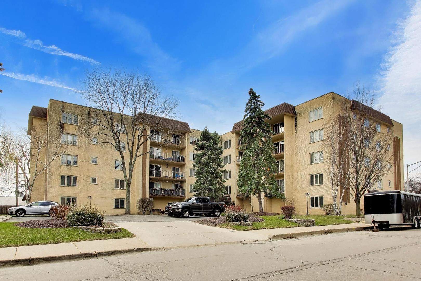 6455 W Belle Plaine Avenue #411 — Chicago, IL 60634