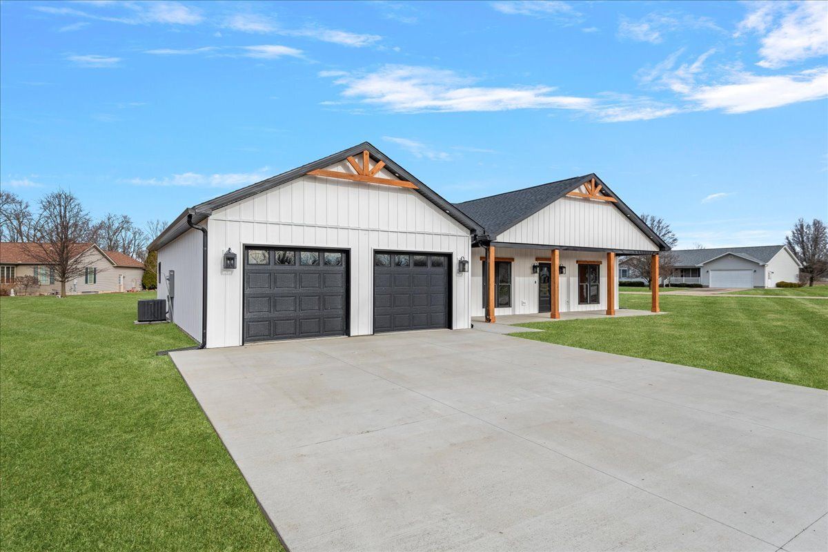 14 Willow Street, Bethany, IL 61914