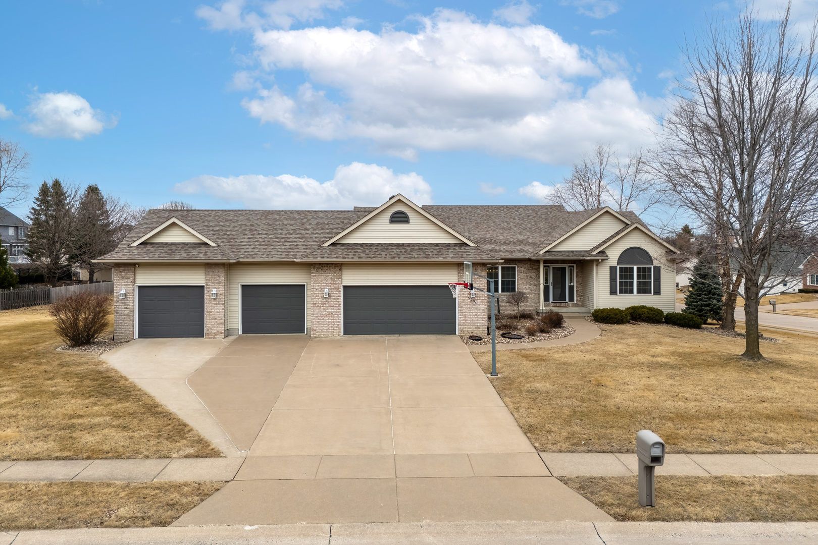 5280 Kristi Lane — Bettendorf, IA 52722