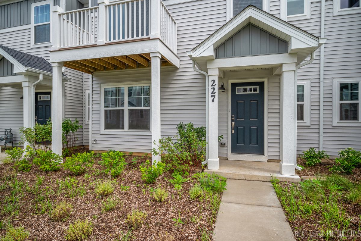 227 Kingsport Drive, South Elgin, IL 60177