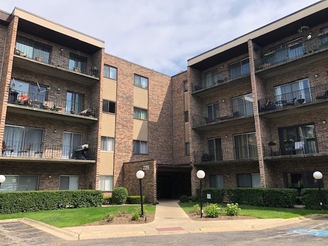 725 W Huntington Commons Road #401 — Mount Prospect, IL 60056
