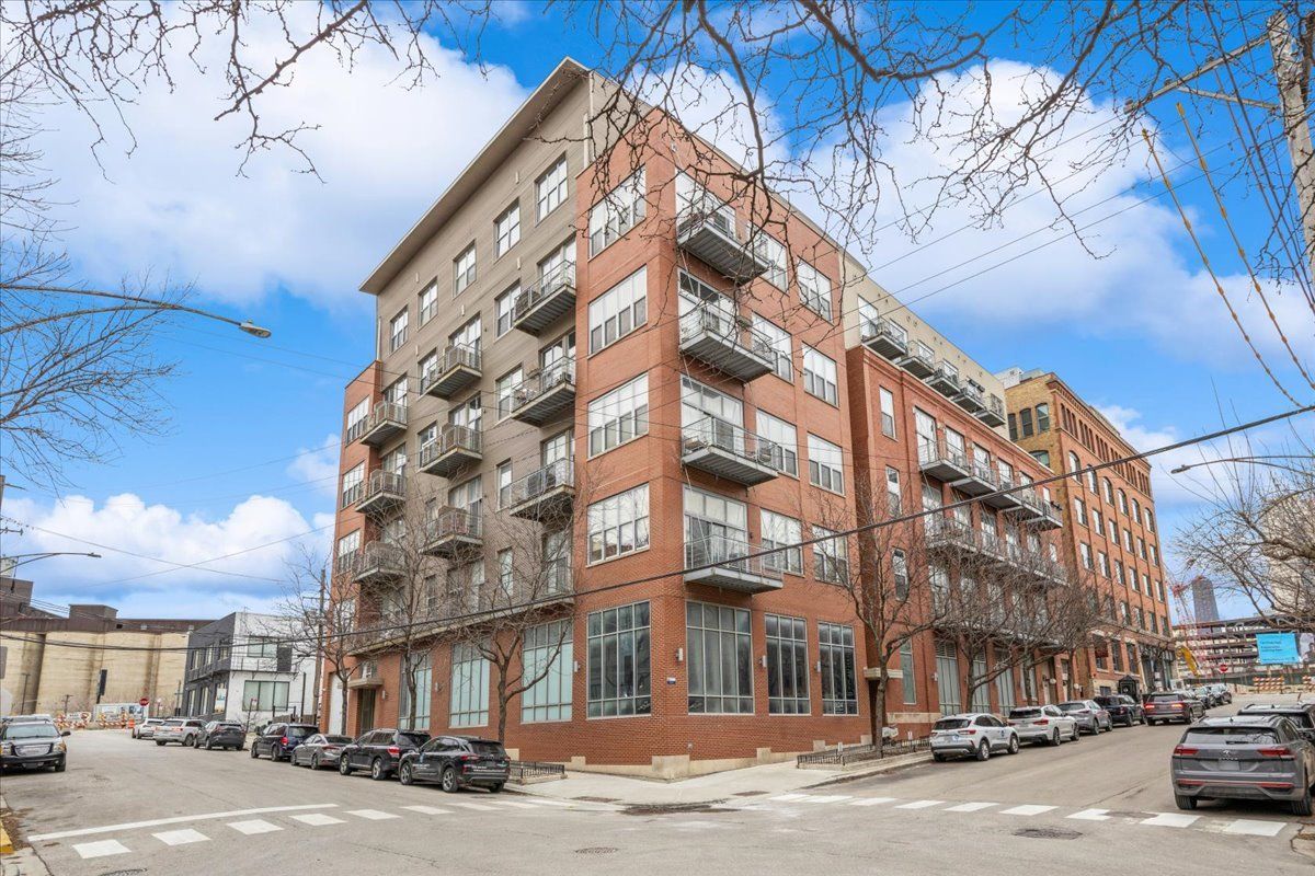 824 W Superior Street #303 — Chicago, IL 60642