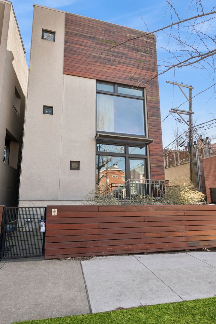 1445 W Lill Avenue — Chicago, IL 60614