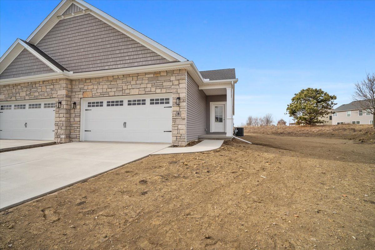 8 Stone Mill Court — Bloomington, IL 61705