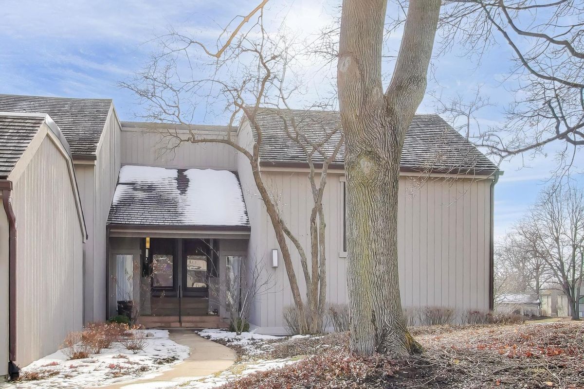 83 THORNHILL Lane, Lake Barrington, IL 60010