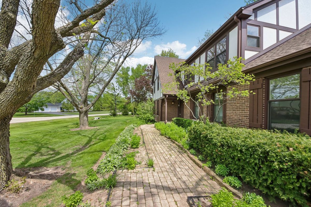 1152 Terre Drive, Libertyville, IL 60048