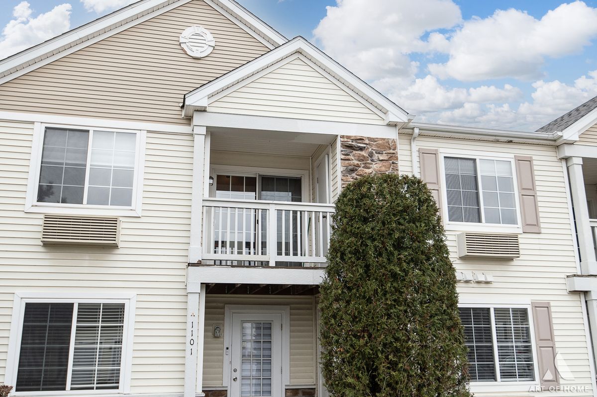 1117 Silverstone Drive, Carpentersville, IL 60110