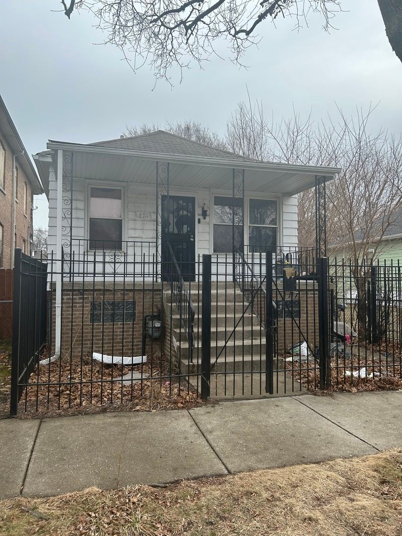8211 S Saginaw Avenue — Chicago, IL 60617