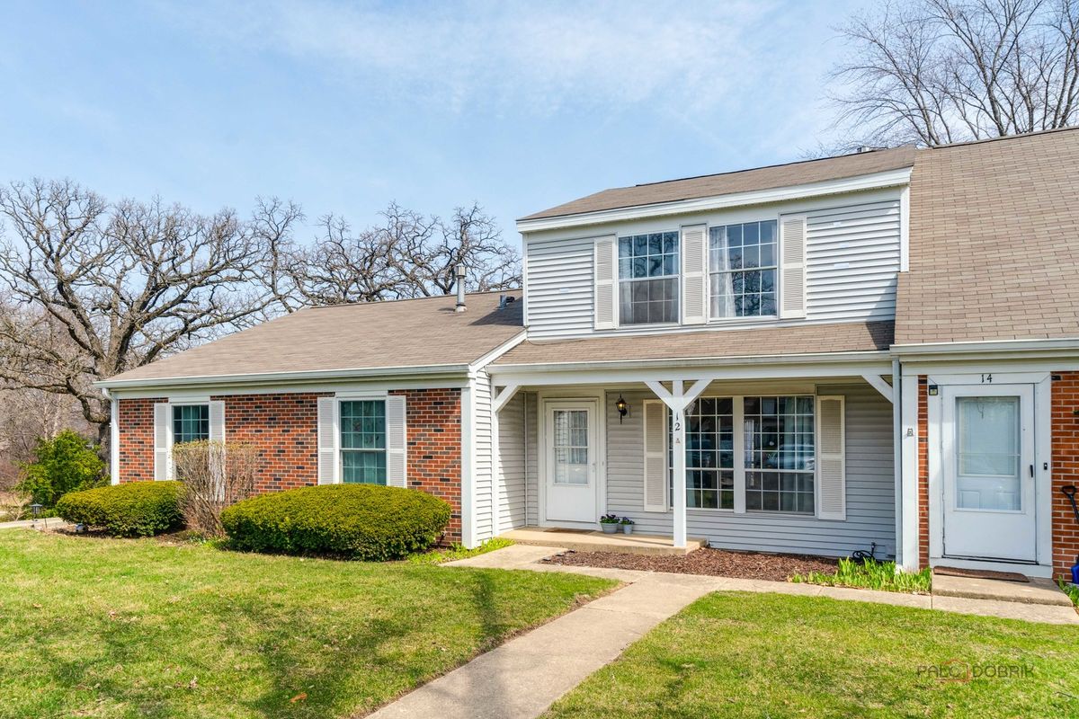12 Oak Valley Drive, Cary, IL 60013