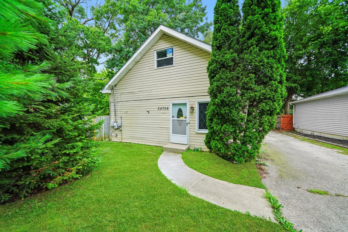 35706 Benjamin Avenue, Ingleside, IL 60041