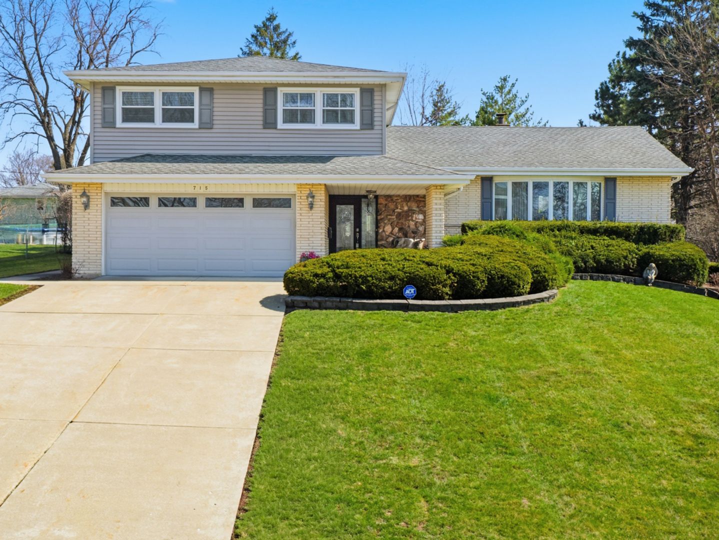 715 Pinecroft Drive — Roselle, IL 60172