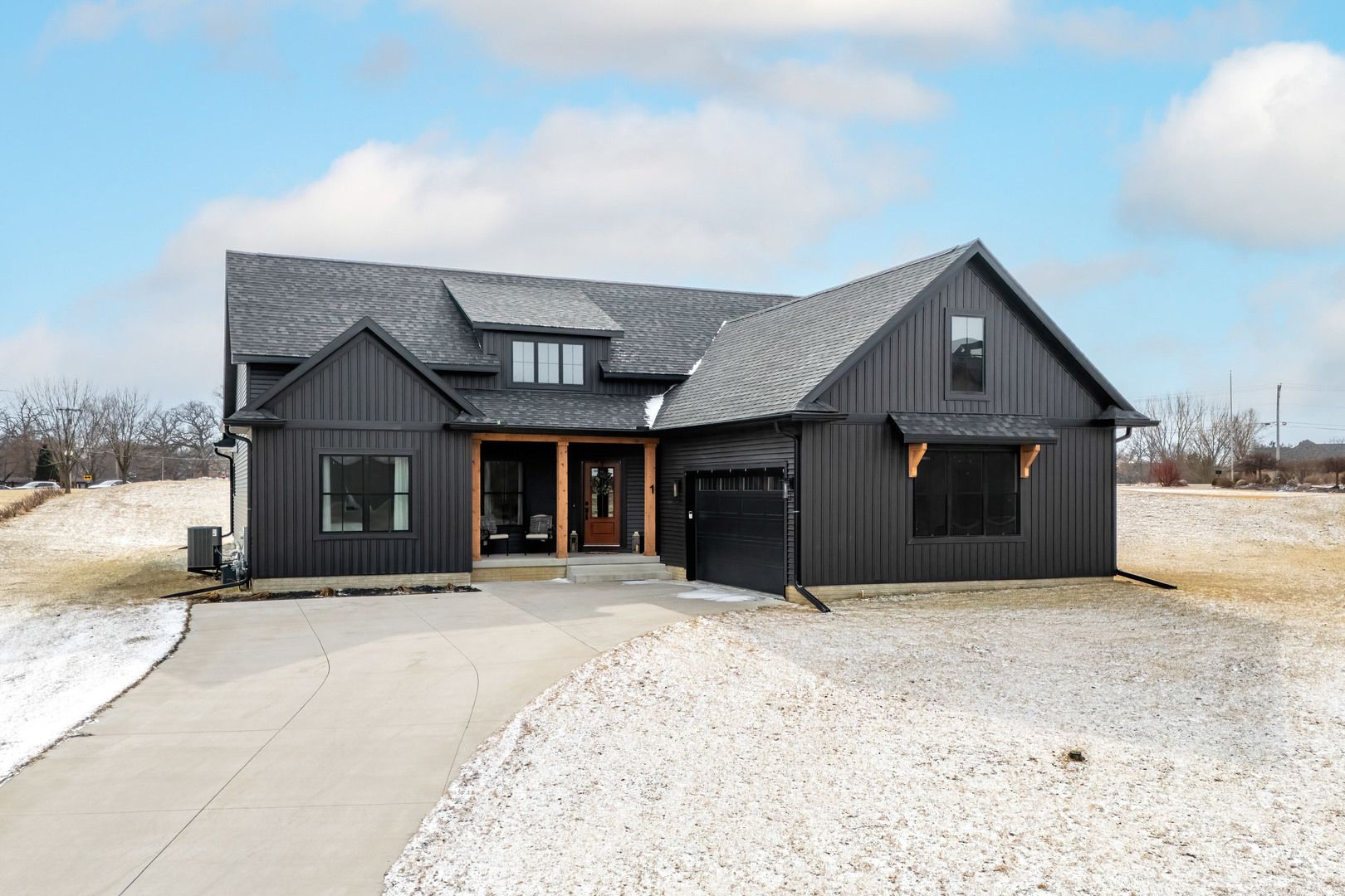 1 Country Club Court — Le Claire, IA 52753