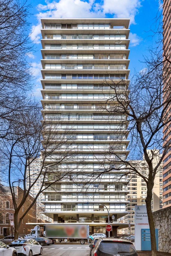 320 W OAKDALE Avenue #1301-1302 — Chicago, IL 60657