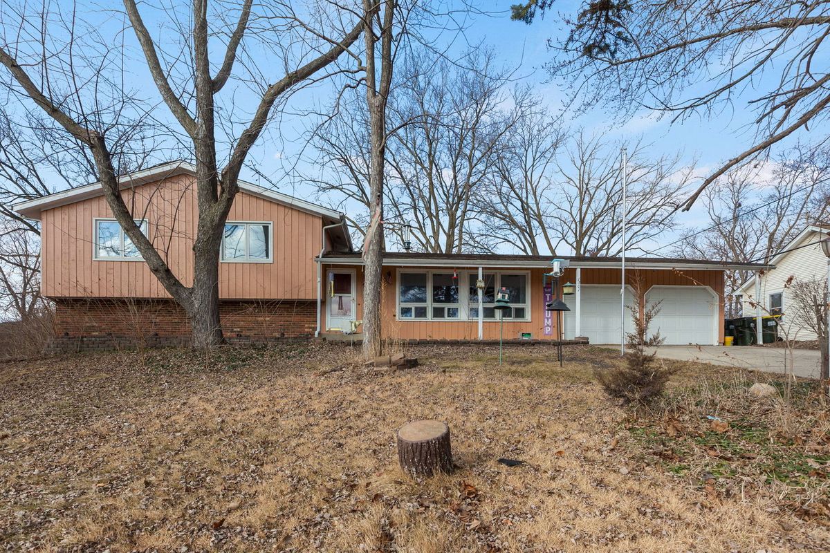 1301 Adams Street, Lake In The Hills, IL 60156