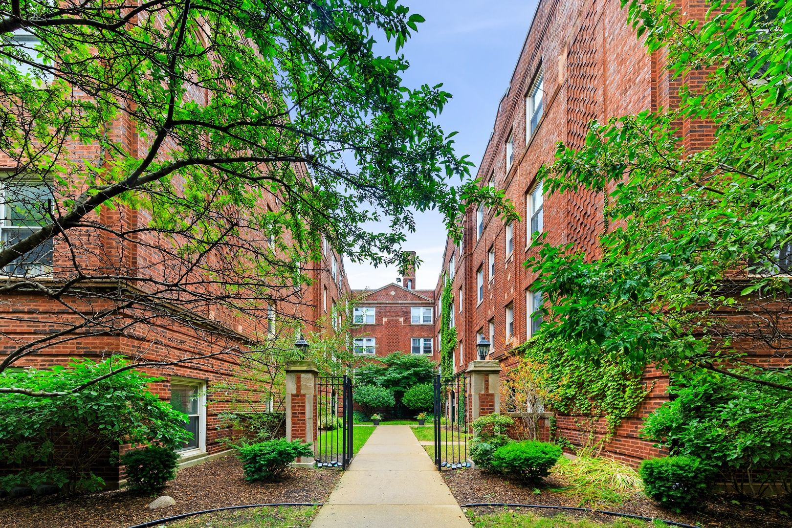 3458 N Janssen Avenue #H1 — Chicago, IL 60657